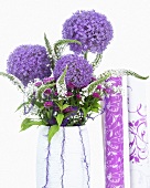 Sommerblumenstrauss in Violett