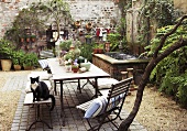 Romantischer Innenhof mit Pflanzen, Brunnen und Tisch