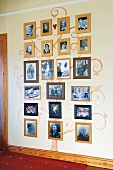 Familienstammbaum mit Fotos an einer Wand
