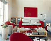 Ein Wohnraum mit einem roten Sofa