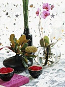 Verschiedene Vasen mit exotischen Blumen