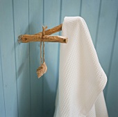 Ein Wandhaken mit einem weissen Handtuch