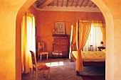 Mediterraner Schlafraum in Orange und Gelb mit Stilmöbeln und Himmelbett