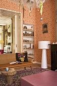 Wohnzimmer im Stilmix mit weisser Stehlampe, rustikalem Couchtisch und Couch im Fiftiesstil