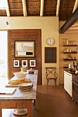 Langer Küchentisch mit Marmorplatte in offener Küche