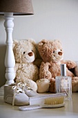Zwei Teddybären und Kinderschuhe