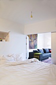 Alkoven-Bett mit Wandnische und Blick auf die Wohnzimmercouch