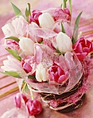 Strauss aus weissen und rosa Tulpen