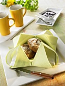 Napkin folding design: 'Bread basket'
