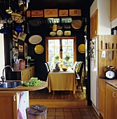 Küche und Esstisch in Schweden