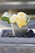 Gelber Rosenstrauss auf Gartentisch