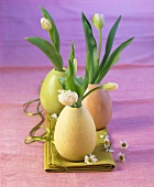 Ostereier als Blumenvasen mit Tulpen darin