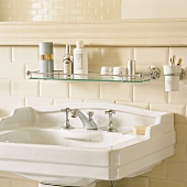 Waschbecken in einem Badezimmer mit Ziegelmauerwände als Imitat
