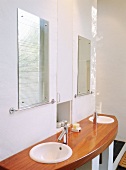 Symmetrischer Waschtisch mit runden Waschbecken unter Wandspiegel