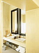 Spiegel mit schwarze Rahmen über Doppelwaschbecken im mediterranem Badezimmer