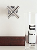 Cross-shaped tap and milk glass
