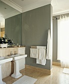 Doppelwaschbecken unter verspiegelter wand im grau-weißen Badezimmer