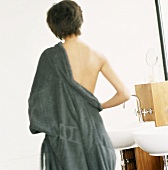 Eine Frau im Bad mit Bademantel