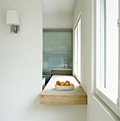 Holzarbeitsfläche einer Küche und Obstschale zwischen Wanddurchbruch