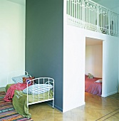 Blick in ein Kinder-Schlafzimmer mit Galerie