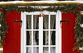 Weihnachtlich dekoriertes Fenster