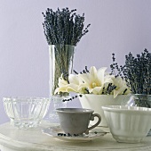 Blumen und Tassen auf einem Tisch