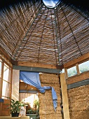 Strohballen unter Dachkuppel aus Bambus