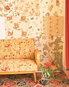Geblümte Wandtapete und Couch im bunten Zimmer