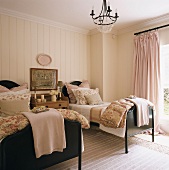 Zwei Einzelbetten mit geblümte Bettbezüge im Schlafzimmer