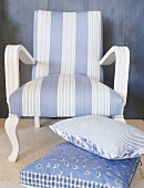Ein blau-weißer Sessel und passende Kissen