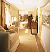 Schmaler Flur mit weißem Sofa und Holzmöbel vor Landhausküche