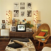 Jugendzimmer mit Retro-Sessel, Stereoanlage und Fernseher unter Comics an der Wand