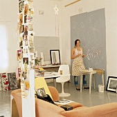 Eine Frau beim Malen in ihrem stildurchmixten Atelier