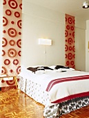 Blick in Schlafzimmer mit Doppelbett & Wanddekoration