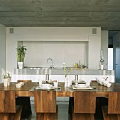 Gedeckter Tisch, im Hintergrund eine Küche