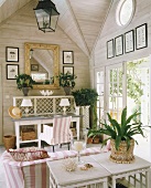 Romantisches Arbeitszimmer im Holzhaus mit offener Terrassentür