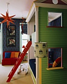 Ein Stockwerkbett mit roter Leiter in Häuschenform im bunten Kinderzimmer