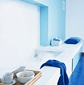 Eine eingelassene Badewanne im Blauen Badezimmer mit marineblaue Handtücher