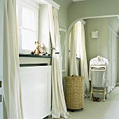 Eine Schlafzimmerecke mit Rundbogendurchbruch und kleinen Sproßenfenster