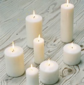 Kerzen auf Holzboden