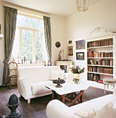 Wohnzimmer mit Sofa, Beistelltisch & Bücherschrank
