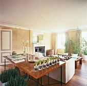 Geräumiges Wohnzimmer mit ausgeprägter Pflanzendekoration