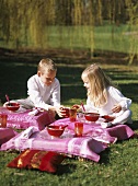 Junge und Mädchen beim Picknick im freien