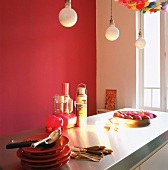 Küchentheke mit Geschirr & Utensilien in rot gestrichener Küche