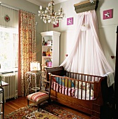 Reich dekoriertes Kinderzimmer mit Gitterbett und Regal im Biedermeierstil