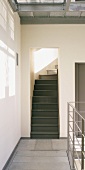 Schmaler Treppenaufgang in modernem Treppenhaus