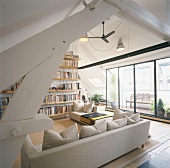 Wohnzimmer im Dachgeschoss mit Balkonzugang und Holzbalkendecke