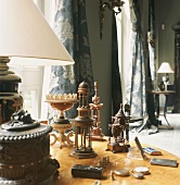 Runder Holztisch mit antiken Dekogegenständen in einem prunkvollen Raum