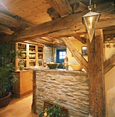 Küchentheke aus Naturstein in einem rustikalen Fachwerhaus