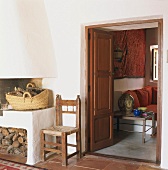 Die geöffneten Holzflügeltüren geben den Blick frei auf das gemütliche Wohnzimmer der Finca